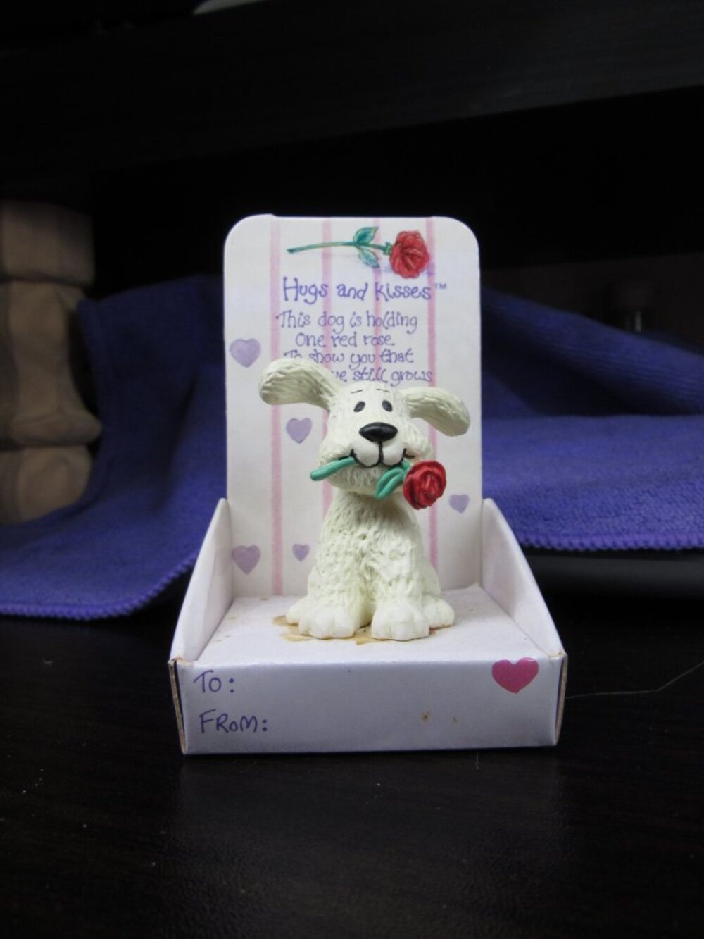 Vintage RARE -Russ Berrie & Co Dog c/ Red Rose Ceramic Figurine Hugs & Kisses